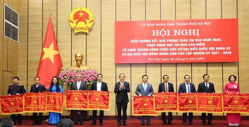 Đồng chí Nguyễn Tất Vinh, Trưởng Ban Dân tộc cùng các đồng chí lãnh đạo đại diện các cơ quan, đơn vị Thành phố nhận Cờ thi đua của UBND Thành phố Hà Nội